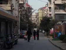 边套全明 客厅带边窗 一楼带天井 采光没问题很亮堂