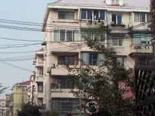 边套全明 客厅带边窗 一楼带天井 采光没问题很亮堂