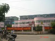 新上低楼层小两房,精装修,诚售。