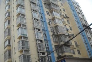 抚生路临江商住楼户型方正,采光好装修好,环镜优美中间楼层