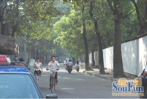 佘山路15号化纤厂分厂宿舍南北通透,采光好视野好,诚心出售
