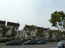 莱茵郡边套别墅,类独栋、纯毛坯,房东从买进一直空观,现在诚心出售、随时可以看房.送两个产权车位,免费停车两部。地上两次地下一层,带超大院子,前后大院子,满足种花种草的需求楼间距大、采光充足.