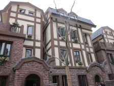 联排别墅地上三层地下一层有花园有车位满五无违建