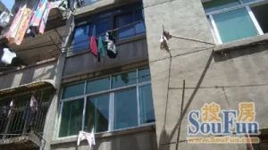解放西路256号肠衣厂宿舍 南北通透,采光好 中间楼层
