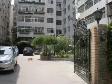 房子是框架的中间楼层,东西方向一室一厅 采光好