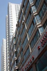 房子户型方正,前后无遮挡,采光没问题,楼层正好..