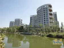 小区门口就是公园和机场联络线 非底楼栋距大采光好