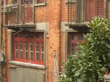 新式里弄全幢出售,共4层,前后带小院,精装修