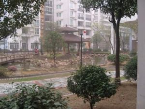 六号线地铁口,电梯大两房,配套成熟,价格可议。