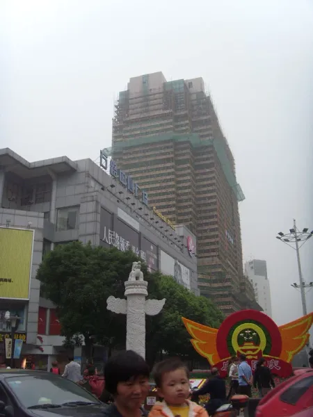 石路中心广场实景图