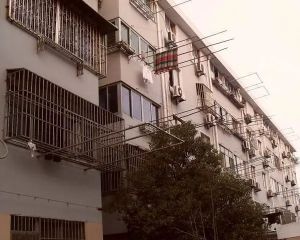 一梯两户,大两房,繁华地段,精装修,诚意出售