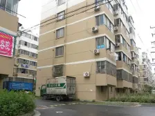 梅花新村顶复,精装修保养好,使用空间大,还自带车库