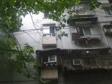 陪毒巴属,楼层低,出行方便正两房,诚心卖总价低