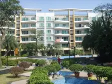 骏威广场 周边配套齐全 附近就是大型的购物广场