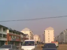 3号线轻轨旁,全新毛坯,可随意装修,诚心出售有钥匙