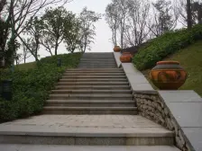 独栋别墅花园400平,单层200平,位于公园山顶。