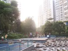 儿童公园旁边,住家小区交通便利,基础设施完善单价低