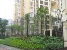 万象城旁,门口就是谢家湾公交站出行方便