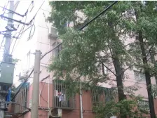 地段繁华,近地铁站,中间好楼层,有三间卧室。