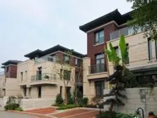 天沐君湖光装修就花了450万的双拼,院子大带两个车位