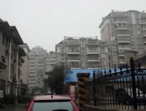 房子实用面积有84平,厨房和北房间空间比较大