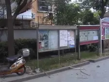 2号线淞虹路站,精装修两室一厅,1楼带院子,院子已搭。