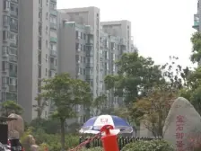 此房是景观楼层,两房朝南 采光刺眼,近地铁口