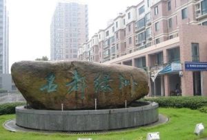 房子透亮,尤其是客厅东面和西面宽大的落地玻璃.