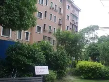 一梯二户,板式户型南北通,全明户型,小区中间位置