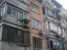 带小院的2房,安静,近地铁方便