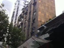 解放碑临江门旁,近轻轨,出行方便,业主诚心出售