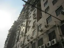 中间楼层,单价低,户型方正,双卧朝南,客厅大。