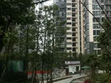 :正规大两房,交通便利,旁边是轻轨站,带外阳台