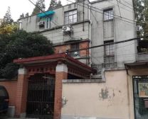 新华路带阁楼在售位置安静朝南1室1厅视野采光都很好。