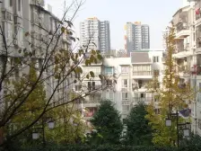 奔力精装2房 装修保持新 小区距离轻轨近 出行方便