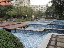 商品房小区,户型方正出行方便,客厅带阳台,采光好