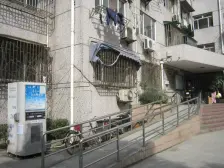 采光好,美化装修漂亮 双南次顶楼电梯房,交通位置好