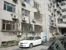 采光好,美化装修漂亮 双南次顶楼电梯房,交通位置好