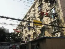 一梯四户,小户型,客厅带阳台,小区中心位置,居家装修,售后公房