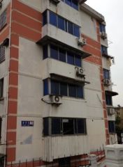 离大门口比较近,出入方便,架空一楼,带自行车库