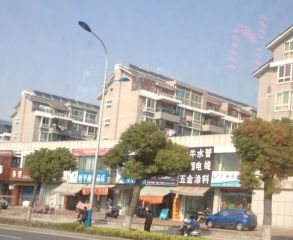 小区有南湖新天地,户型好,是中房公司开发的小区。