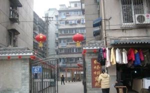 较场坝东街67号4室1厅东南