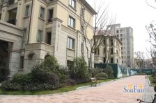 央座独栋 300万装修 边套南北大花园 3个车位 价格能谈