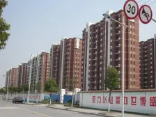 临港花园洋房中间楼层带露台,3开间朝南采光充足