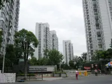 新上好房!飞机户型大两房,户型方正,南北通透,带产权车位