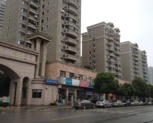 秀实加上外,前后有公园,,大润发,万达