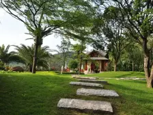 此房靠山面湖.户型方正实用. 大三房,房子适合居住