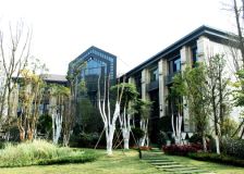 万达旁 翡翠国际社区中庭位置 两梯四户