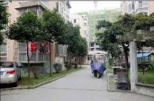 此房的地段好,医院,菜市,公交,等配套齐全