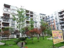 带200平私家后花园大2房,停车方便、小区清净